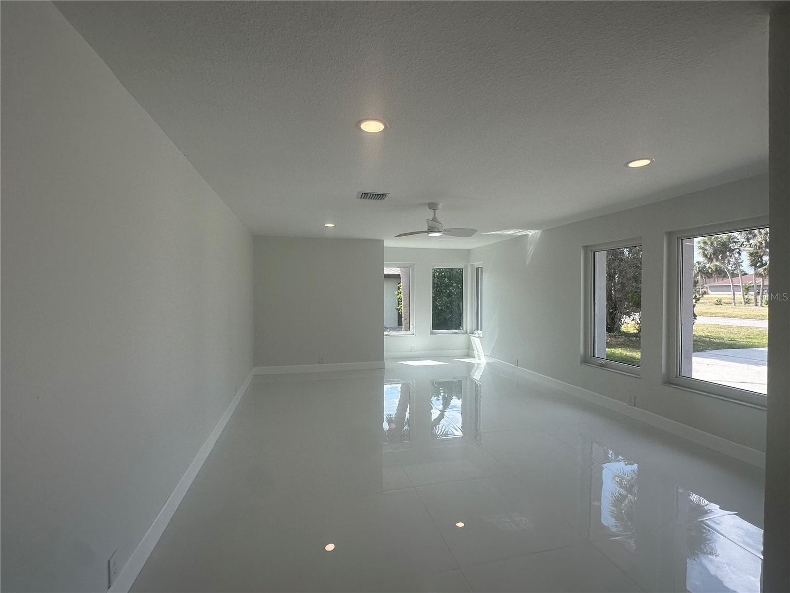 230 Annapolis Lane, FL