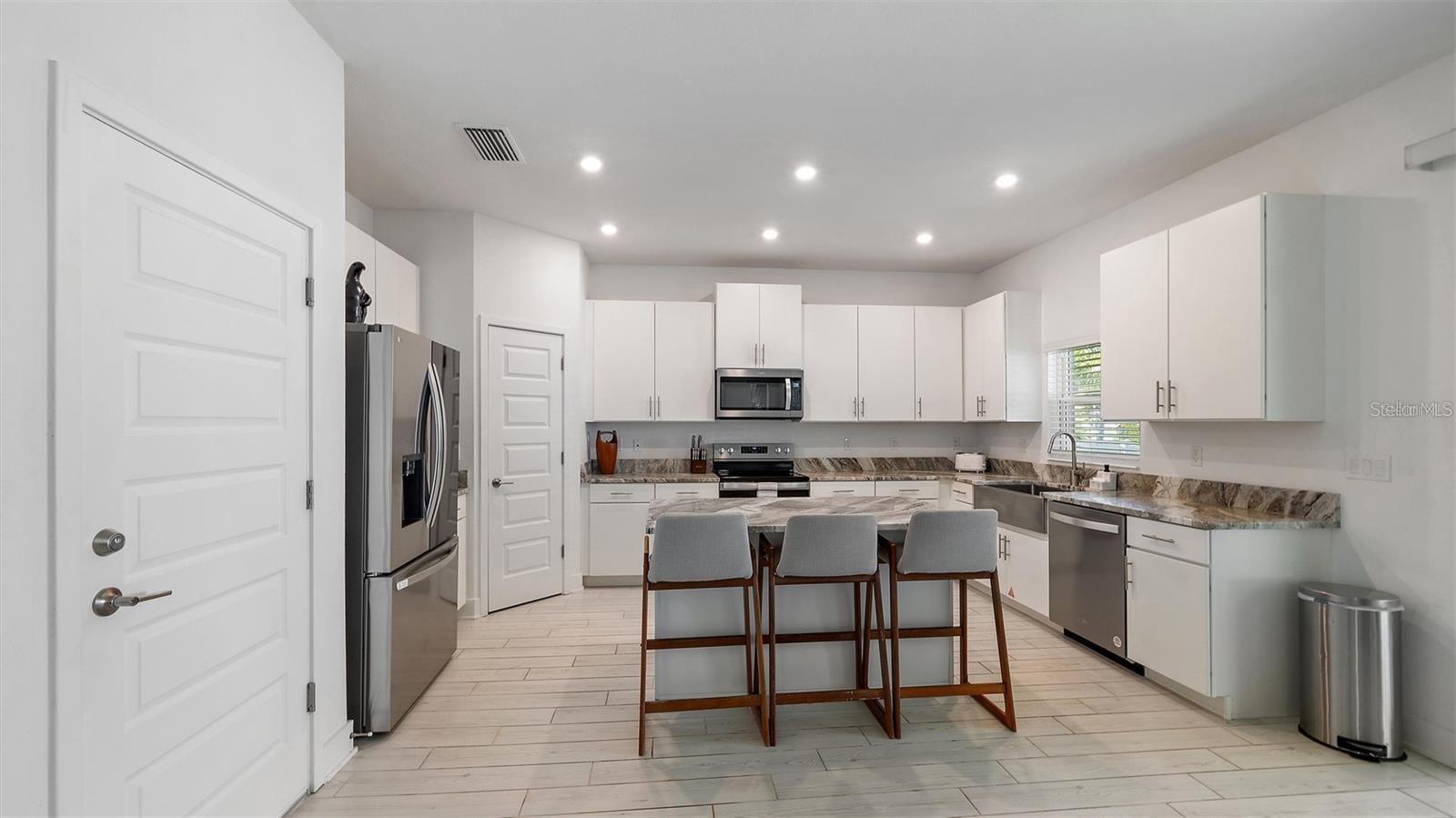 2587 Temple Street, FL