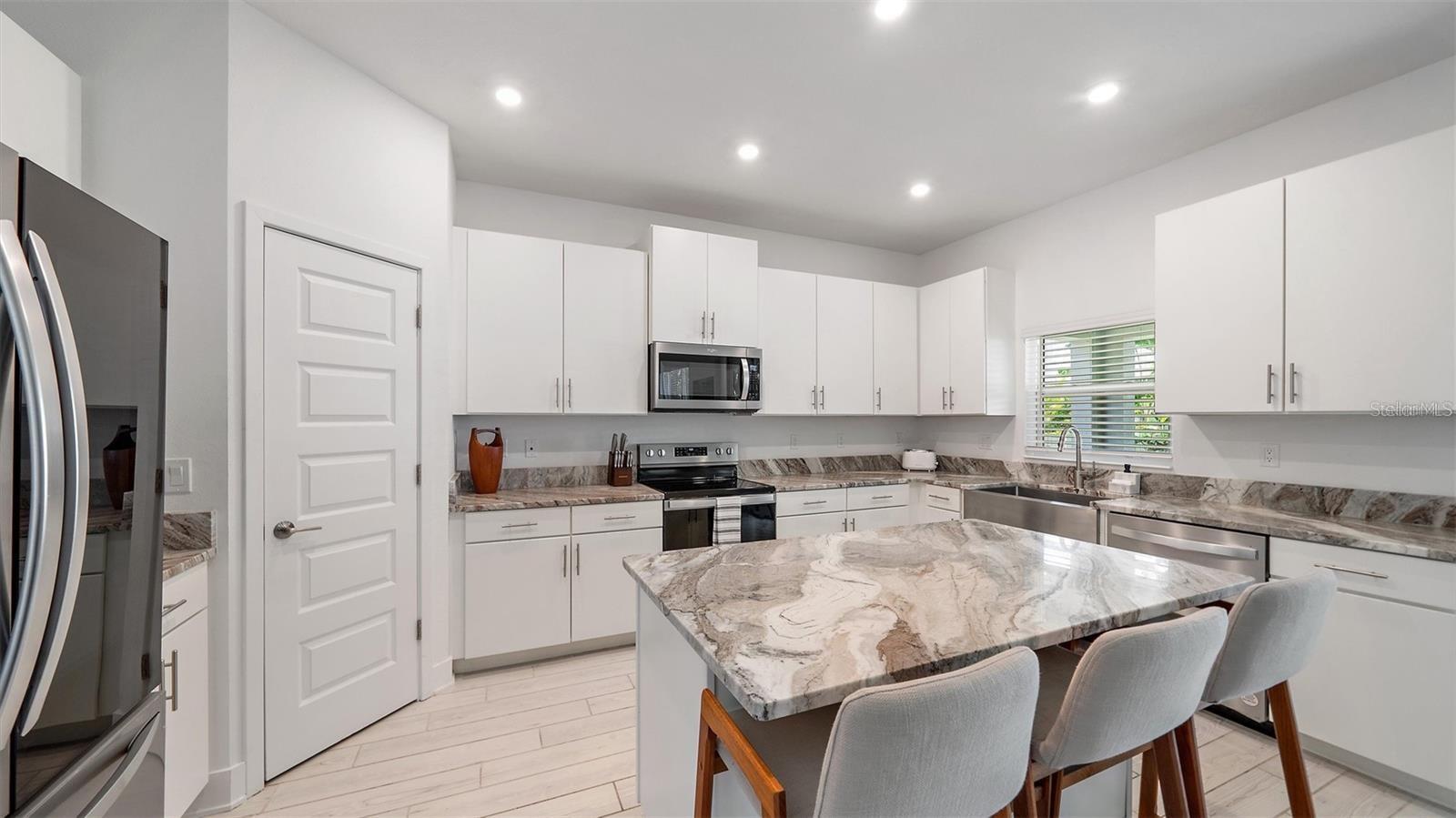 2587 Temple Street, FL