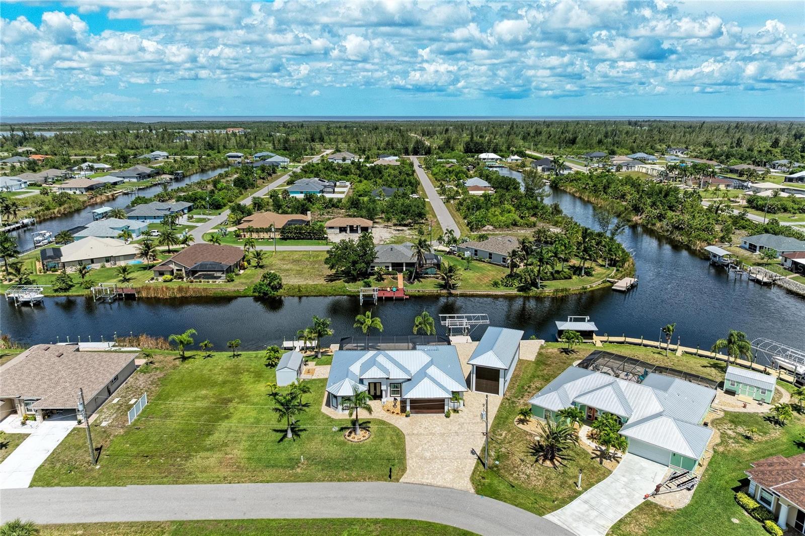 15704 Lakeland Circle, FL