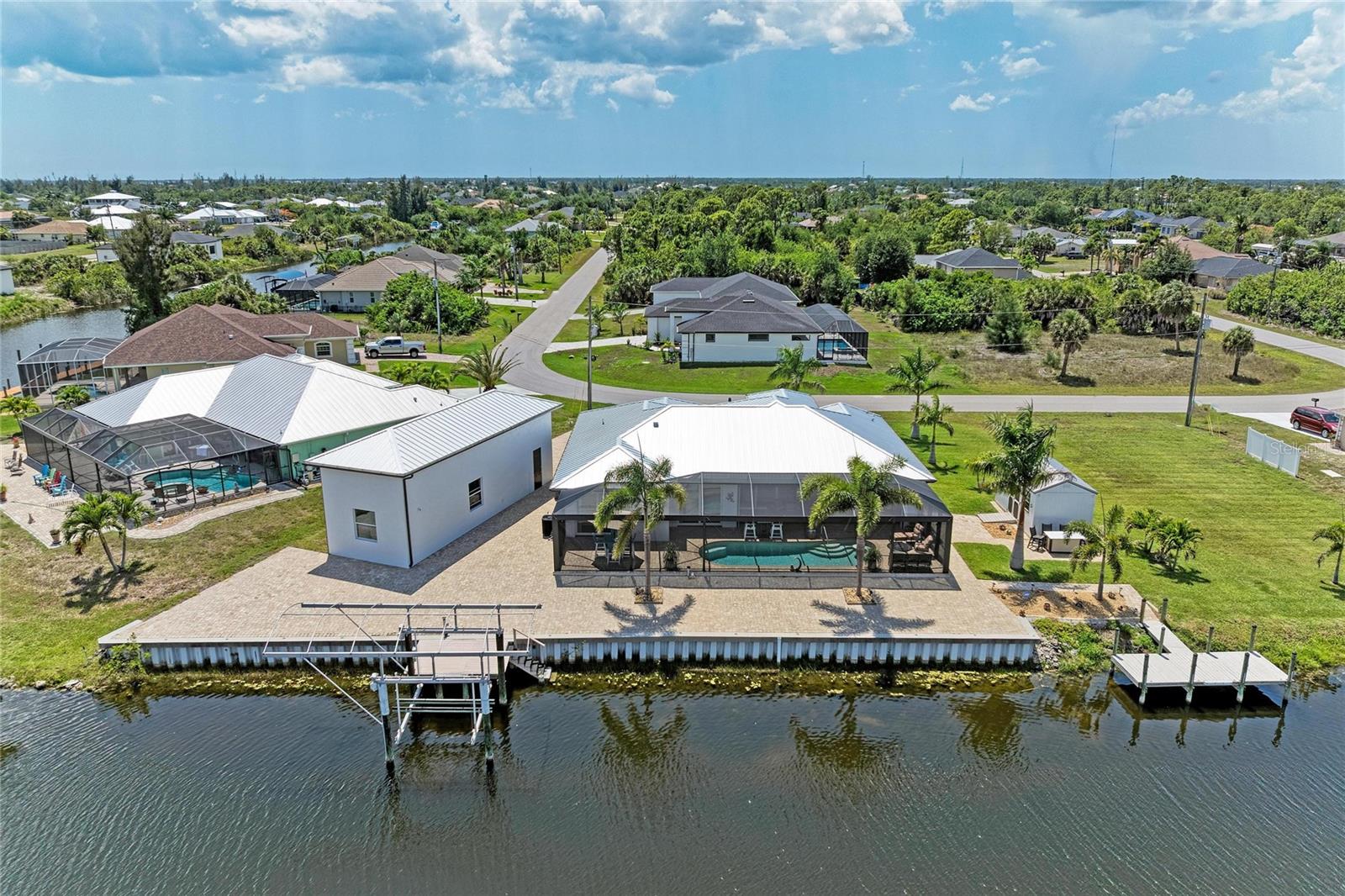 15704 Lakeland Circle, FL