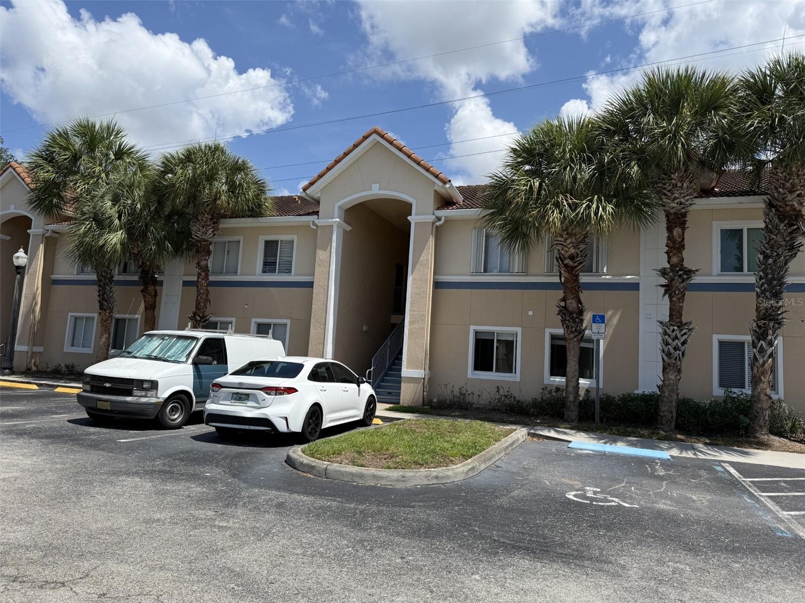 495 Las Cortes Lane, FL
