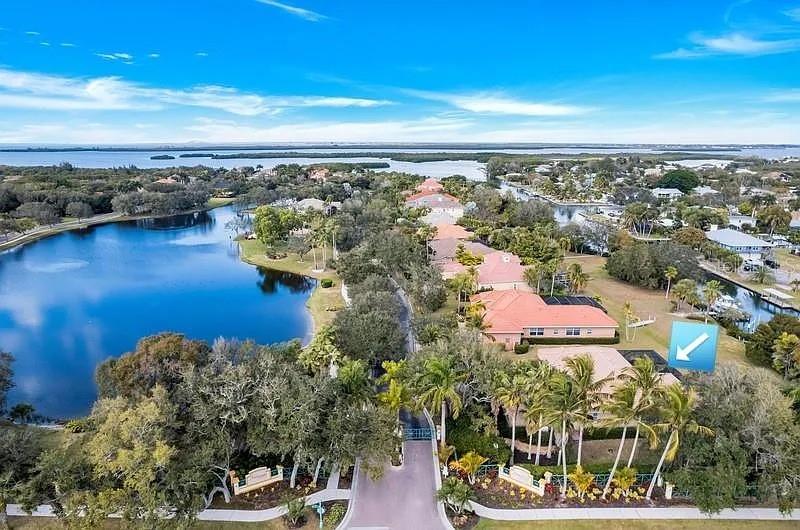 1704 Amberwynd Circle, FL