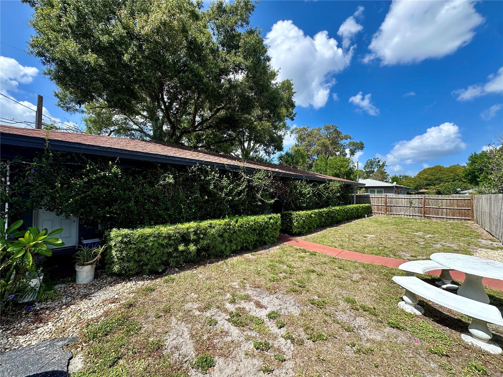 412 Aurora, FL