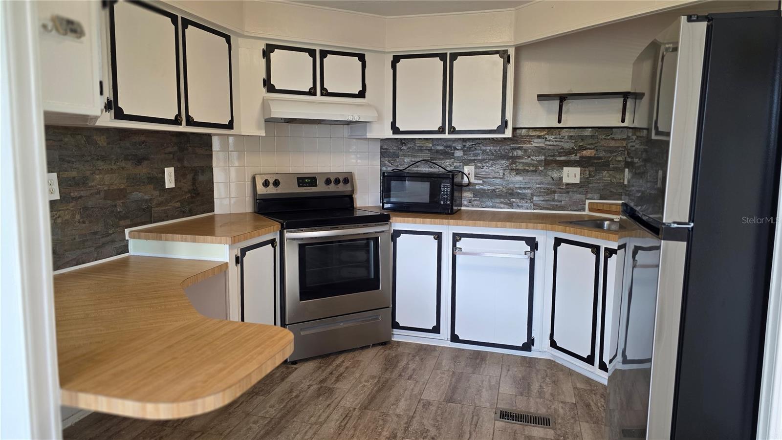 1203 Apache Circle, FL