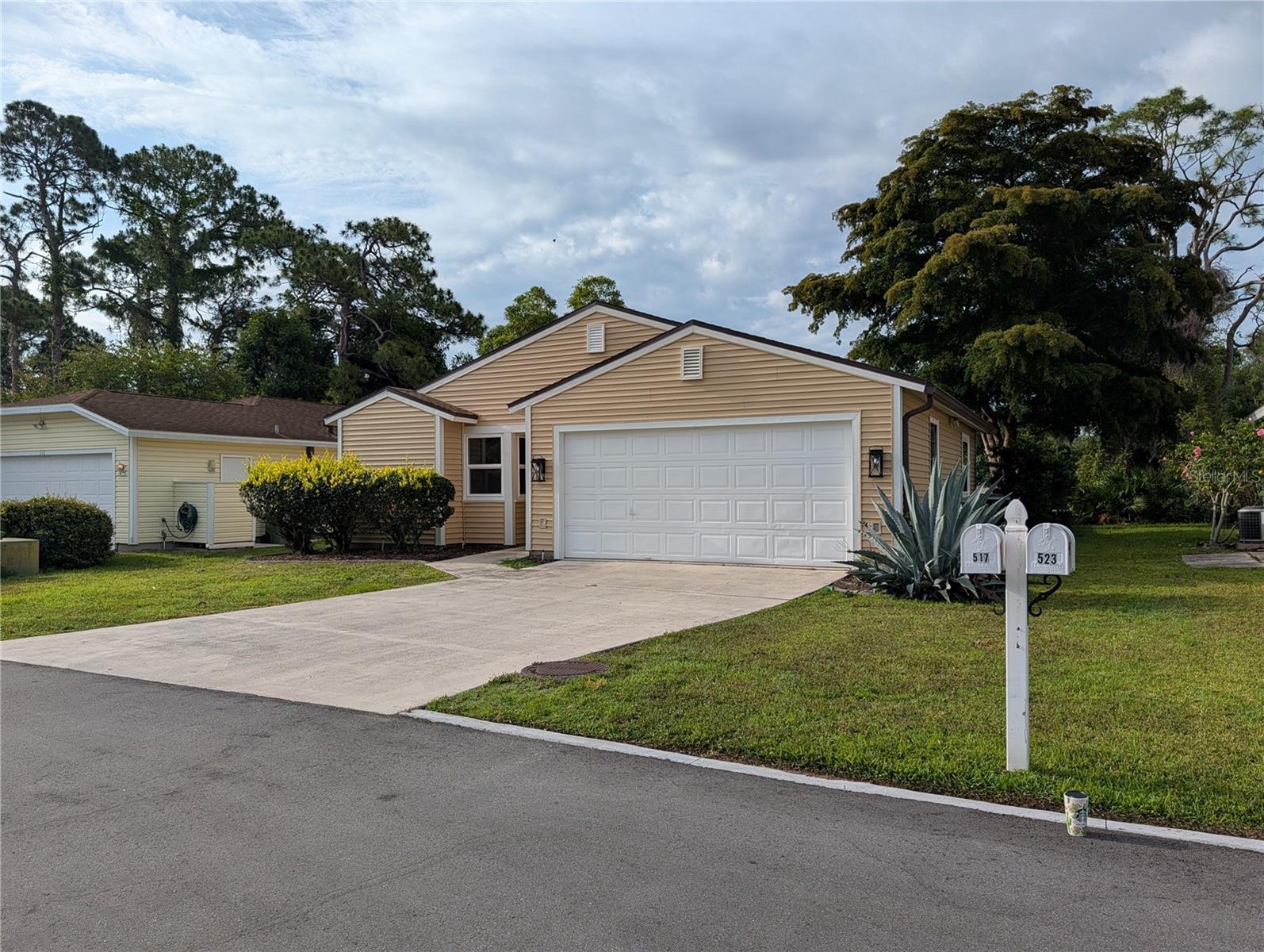 517 Bearded Oaks Circle, FL